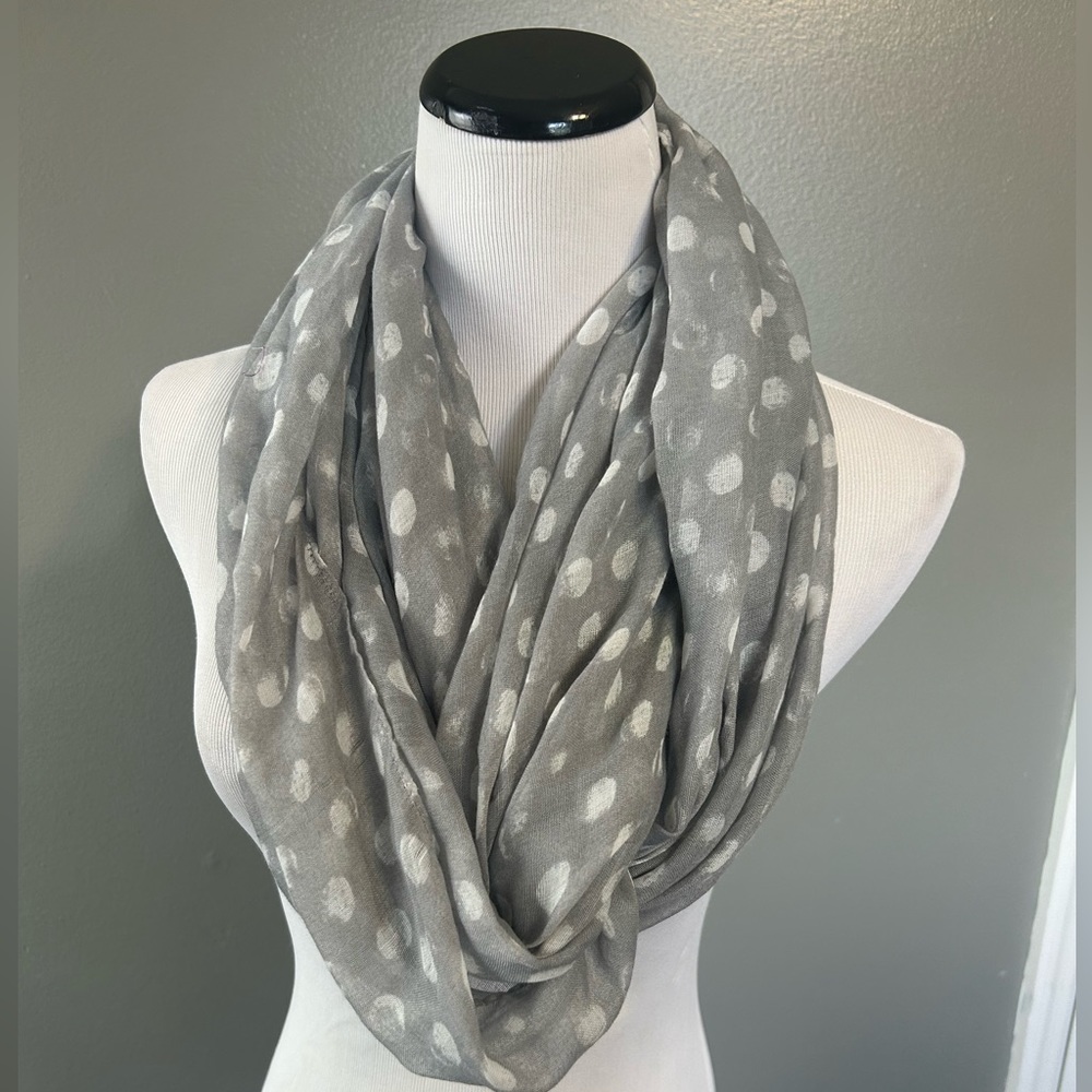 36 x 30 gray scarfโ with white polkadots